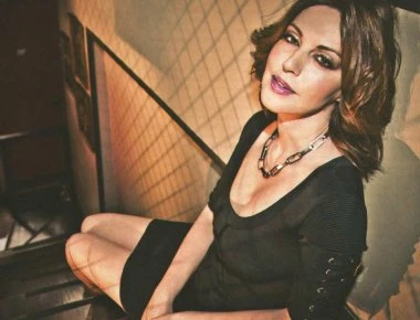 Η Αλ. Παλαιολόγου ποζάρει με μπικίνι στην Ελαφόνησο και... βάζει κάτω πολλές νεότερές της! (φωτό)